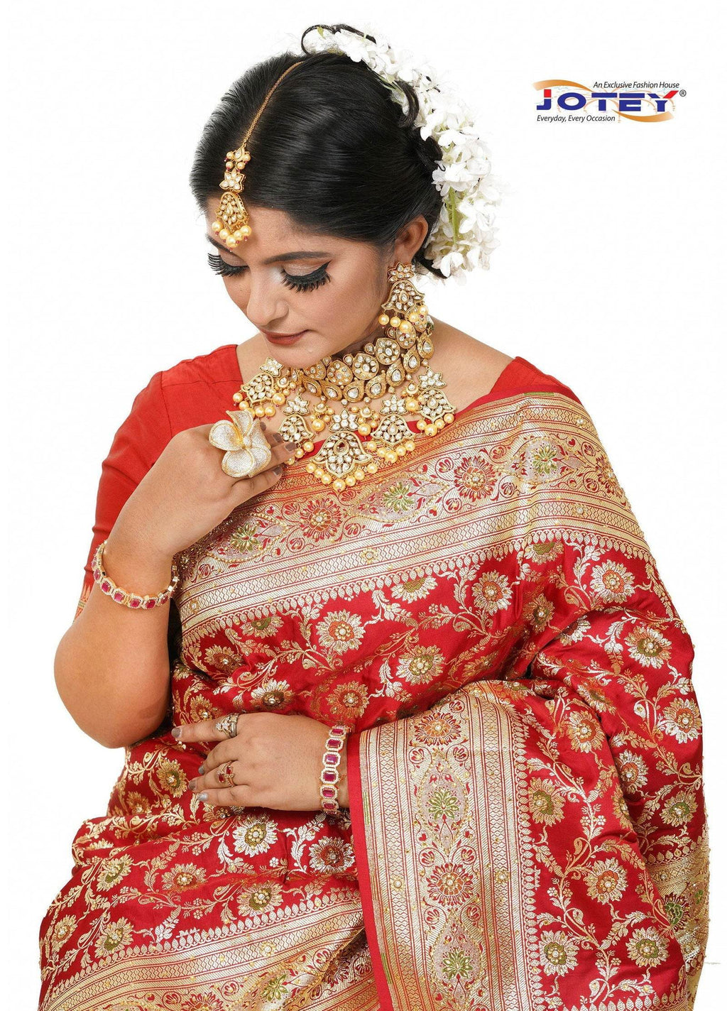Floral Woven Pure Banarasi Silk Saree in Maroon