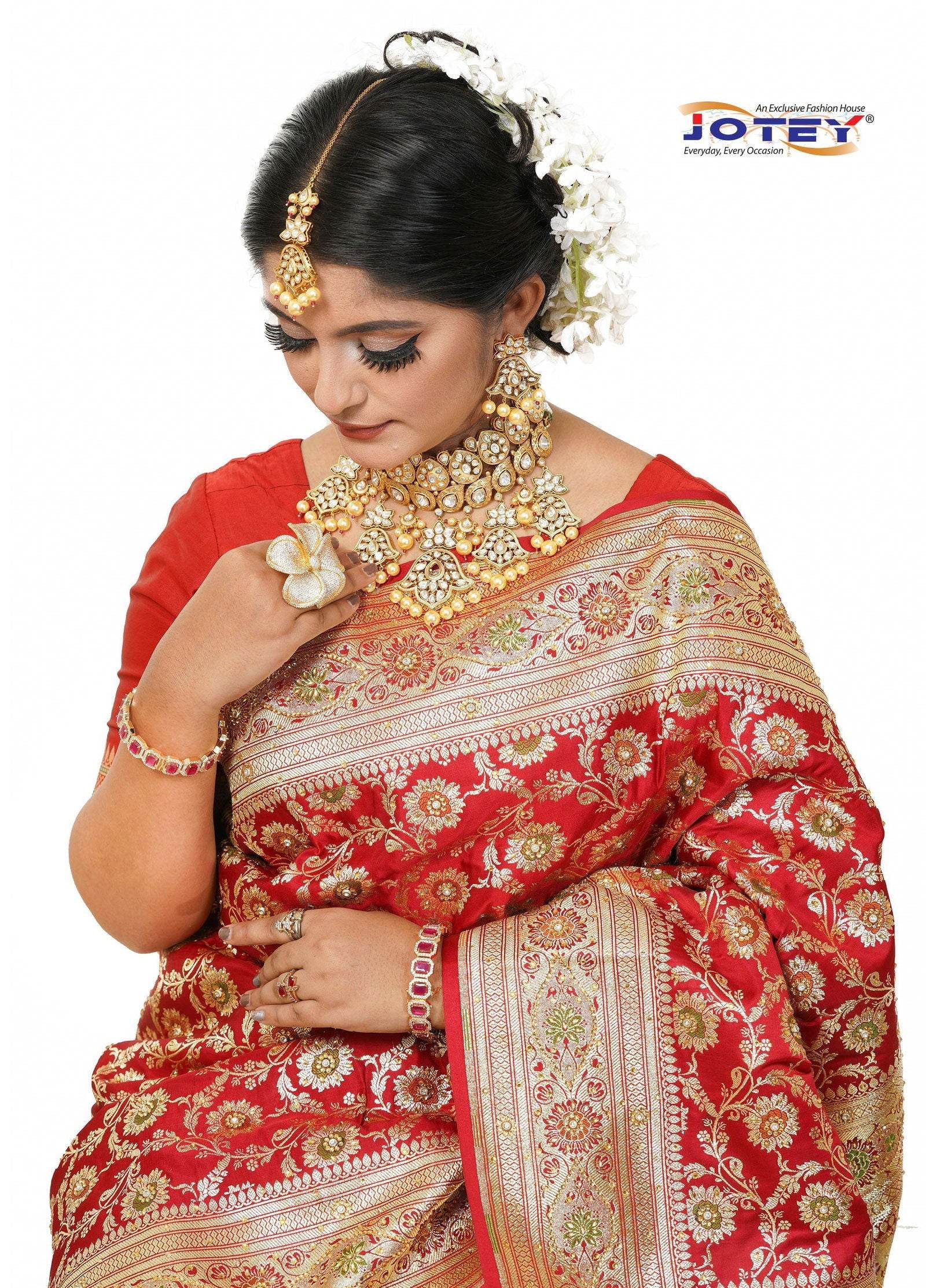 Floral Woven Pure Banarasi Silk Saree in Maroon