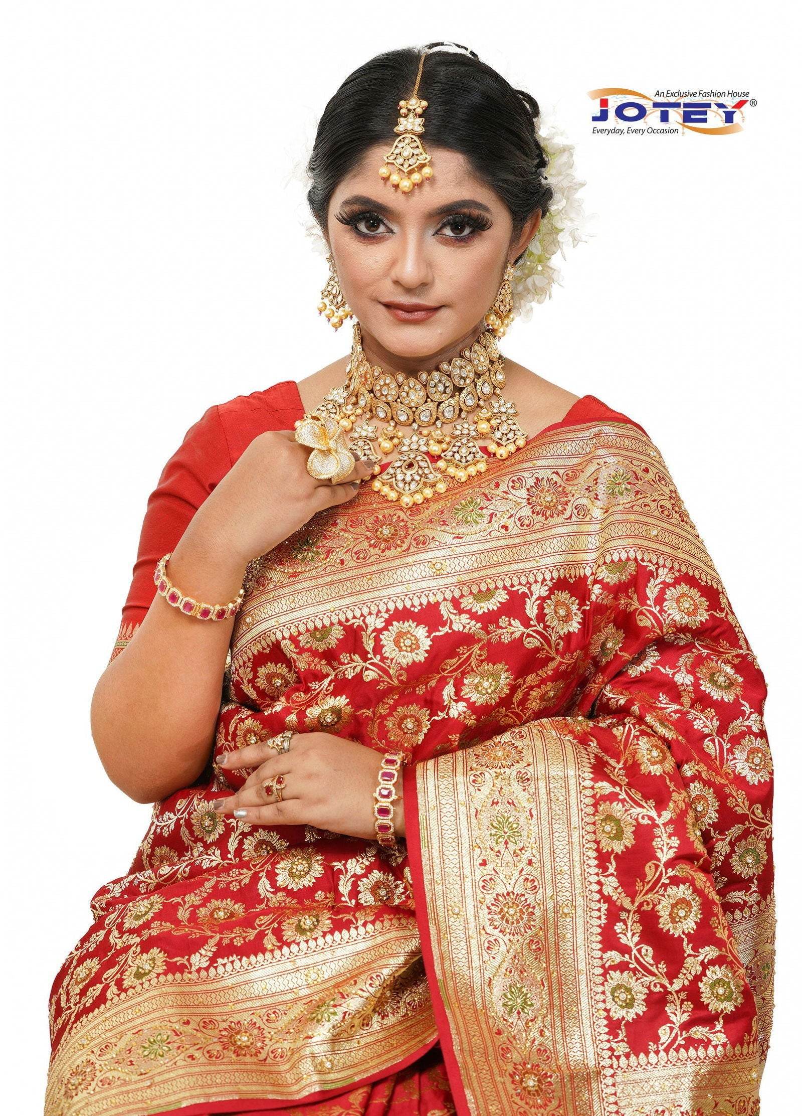 Floral Woven Pure Banarasi Silk Saree in Maroon