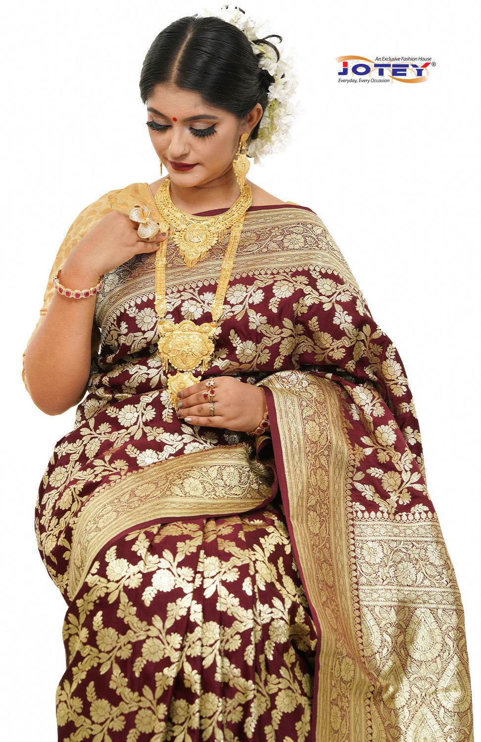 Floral Woven Pure Banarasi Silk Saree in Maroon