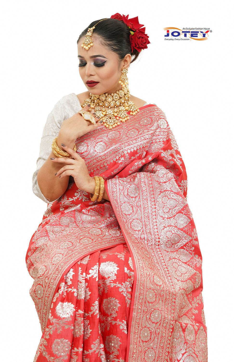 Floral Woven Pure Banarasi Silk Saree in Maroon