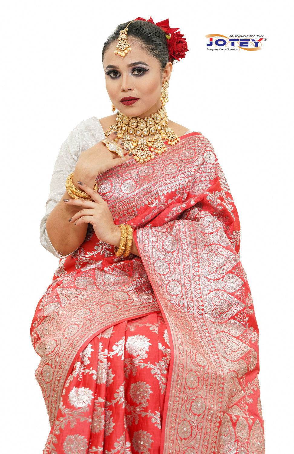 Floral Woven Pure Banarasi Silk Saree in Maroon