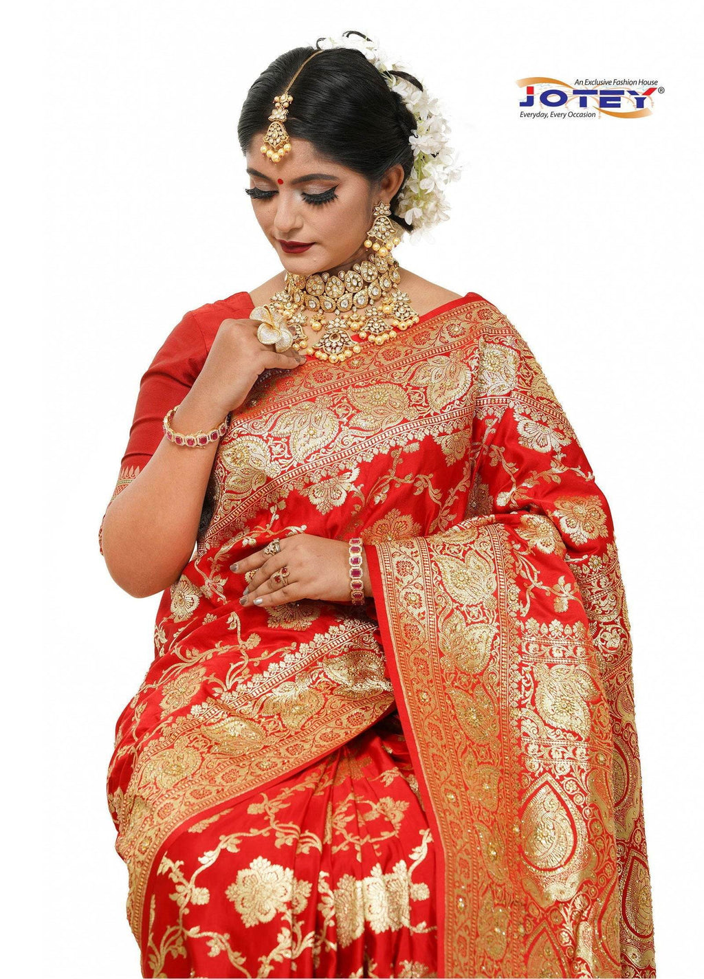 Floral Woven Pure Banarasi Silk Saree in Red